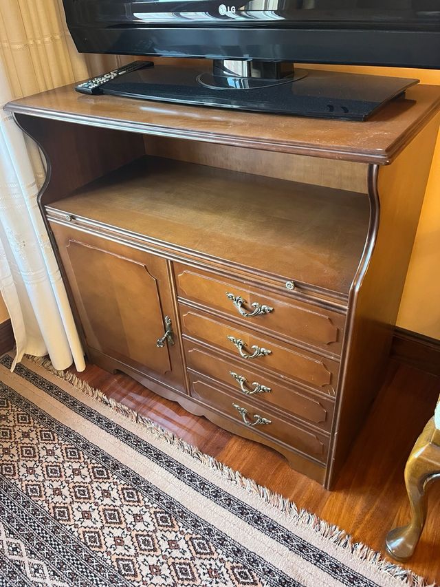 Mobile TV in legno con design classico ed elegante, ideale per il soggiorno