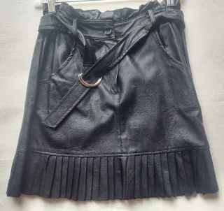 Falda negra efecto piel con cinturón
