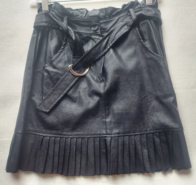 Falda negra efecto piel con cinturón
