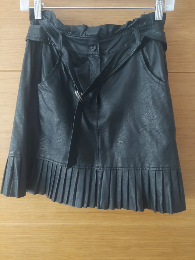 Falda negra efecto piel con cinturón