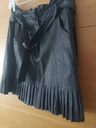 Falda negra efecto piel con cinturón