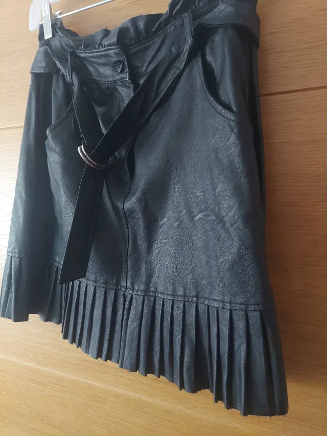 Falda negra efecto piel con cinturón