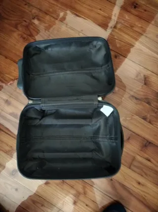 Maleta de viaje azul con ruedas