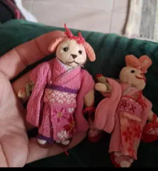 Adorabili bambole giapponesi in kimono
