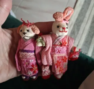 Adorabili bambole giapponesi in kimono