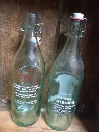 Vecchie bottiglie di gassosa