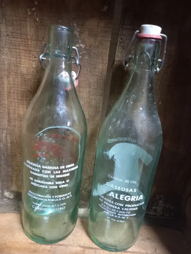 Vecchie bottiglie di gassosa