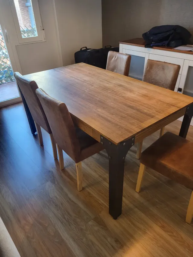 Mesa de comedor de madera y metal