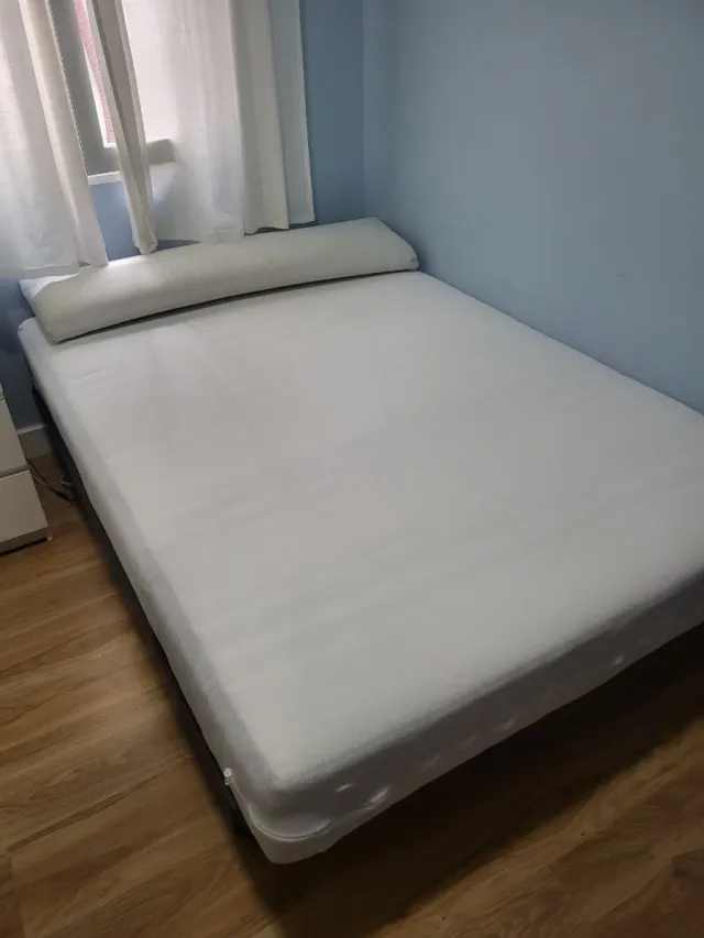 Mesa de comedor de madera y metal