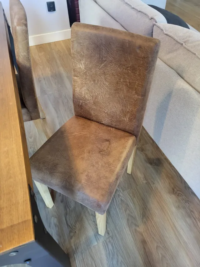 Mesa de comedor de madera y metal