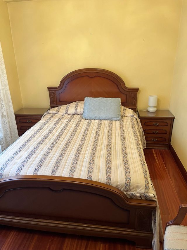 Letto matrimoniale con comodini