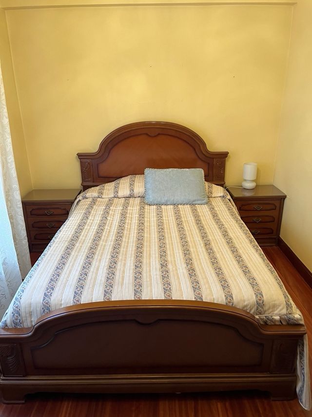 Letto matrimoniale con comodini