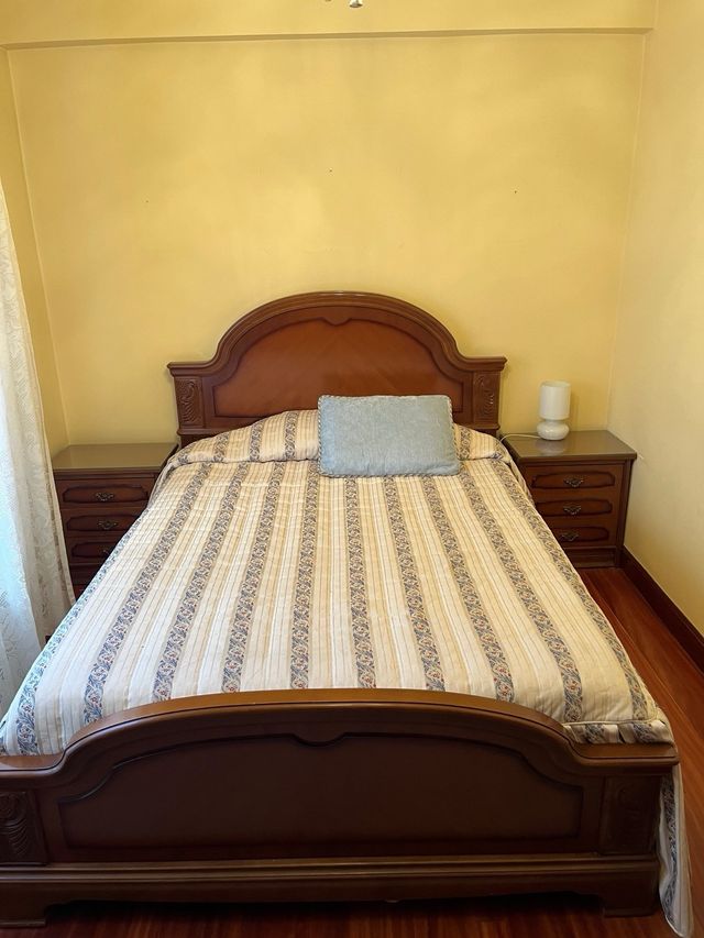 Letto matrimoniale con comodini