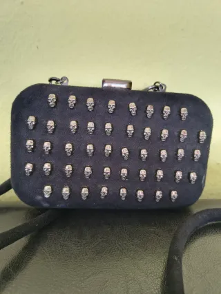 Bolso Mustang clutch calaveras negro