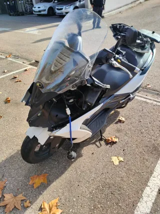 Kymco Super Dink 350i golpe frontal