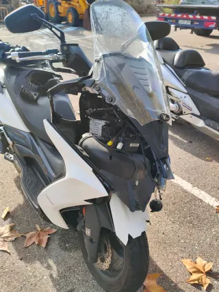 Kymco Super Dink 350i golpe frontal