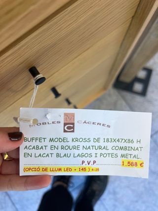 Bufet de madera y metal