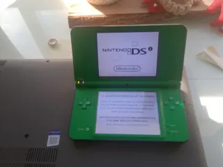 Nintendo DSi XL Verde