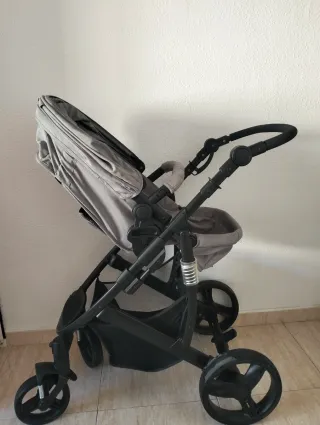 Carrito de bebé con pañalera gris