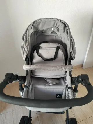 Carrito de bebé con pañalera gris
