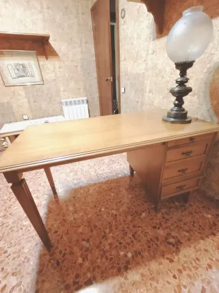 Escritorio de madera con silla terciopelo