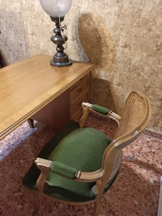 Escritorio de madera con silla terciopelo