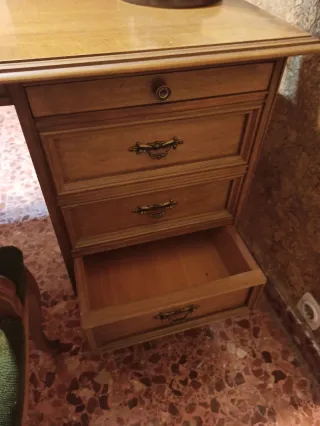 Escritorio de madera con silla terciopelo