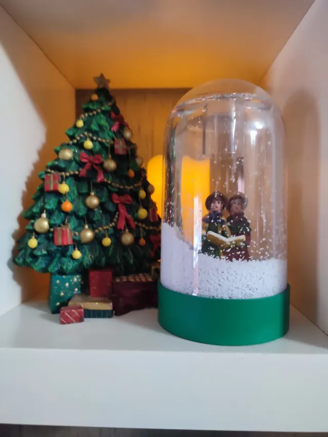 Árvore de Natal e figuras cantoras