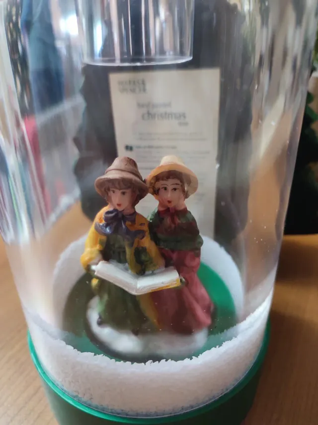 Árvore de Natal e figuras cantoras