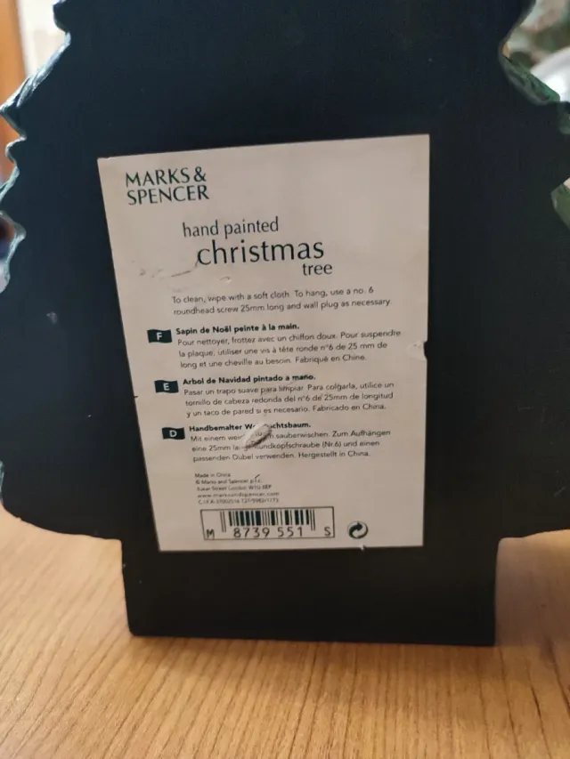 Árvore de Natal e figuras cantoras