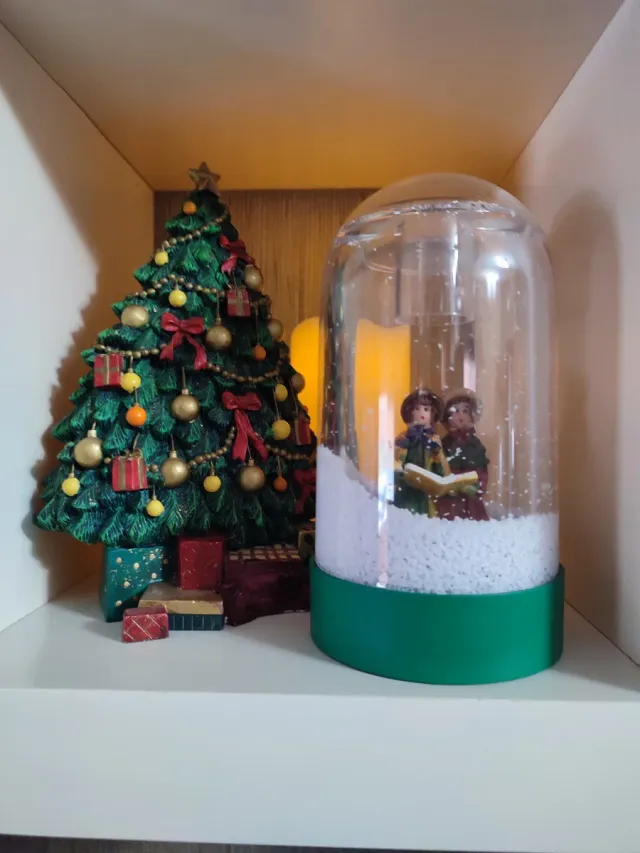 Árvore de Natal e figuras cantoras