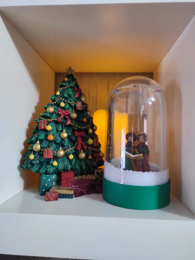 Árvore de Natal e figuras cantoras