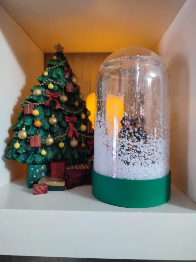 Árvore de Natal e figuras cantoras