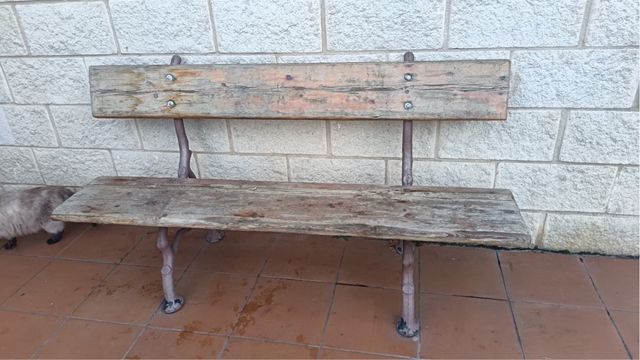 Banco de madera y metal