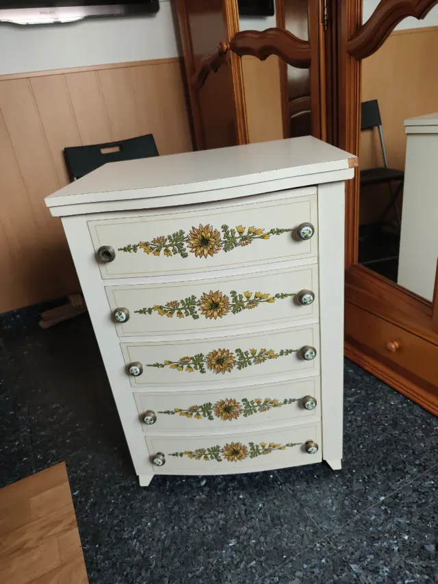 Cómoda vintage con flores