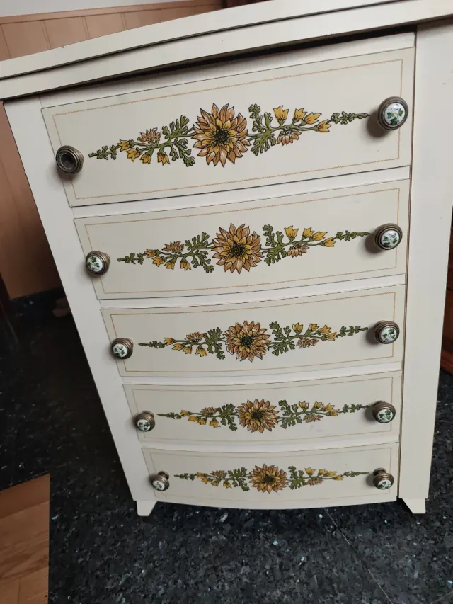 Cómoda vintage con flores