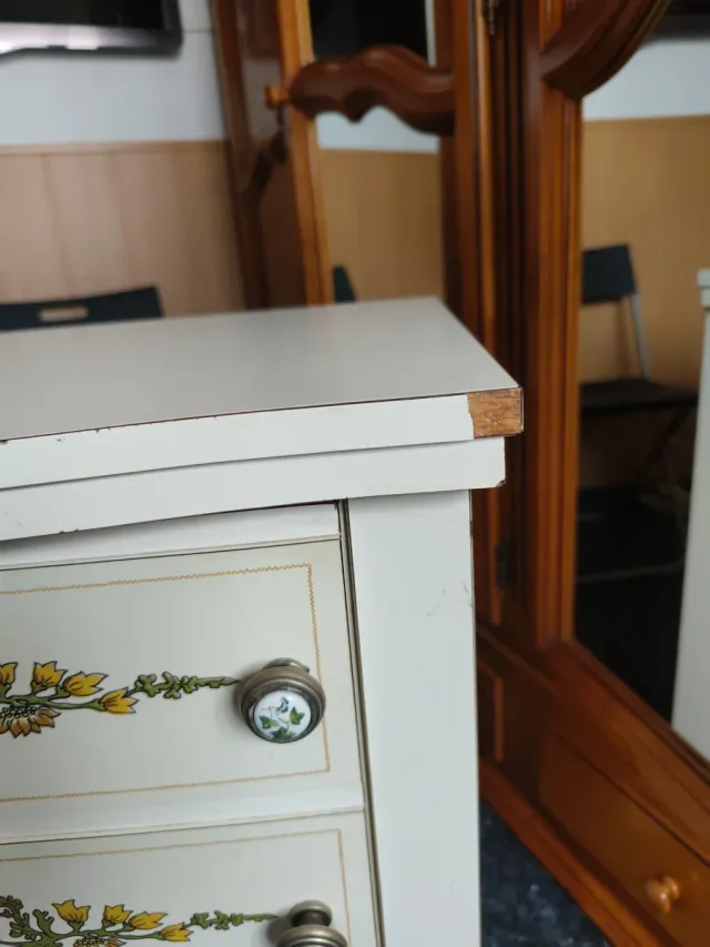 Cómoda vintage con flores