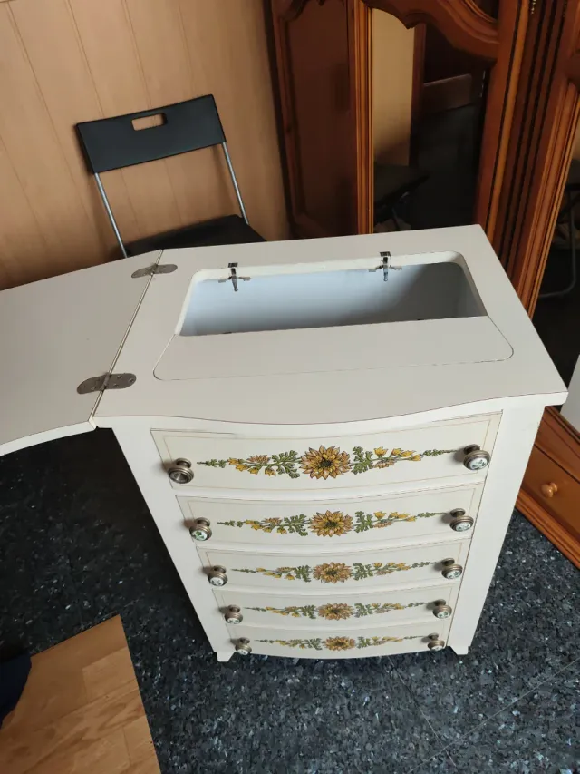 Cómoda vintage con flores