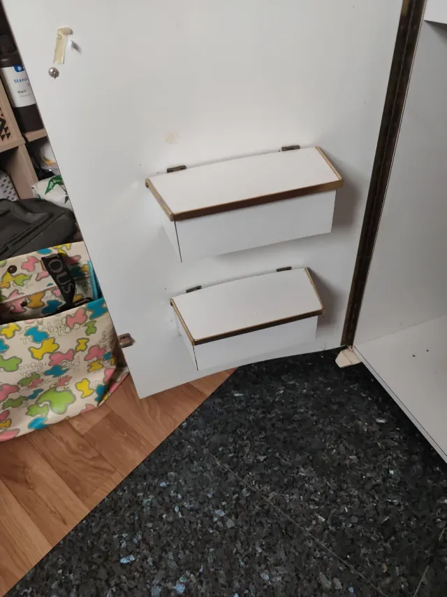 Cómoda vintage con flores