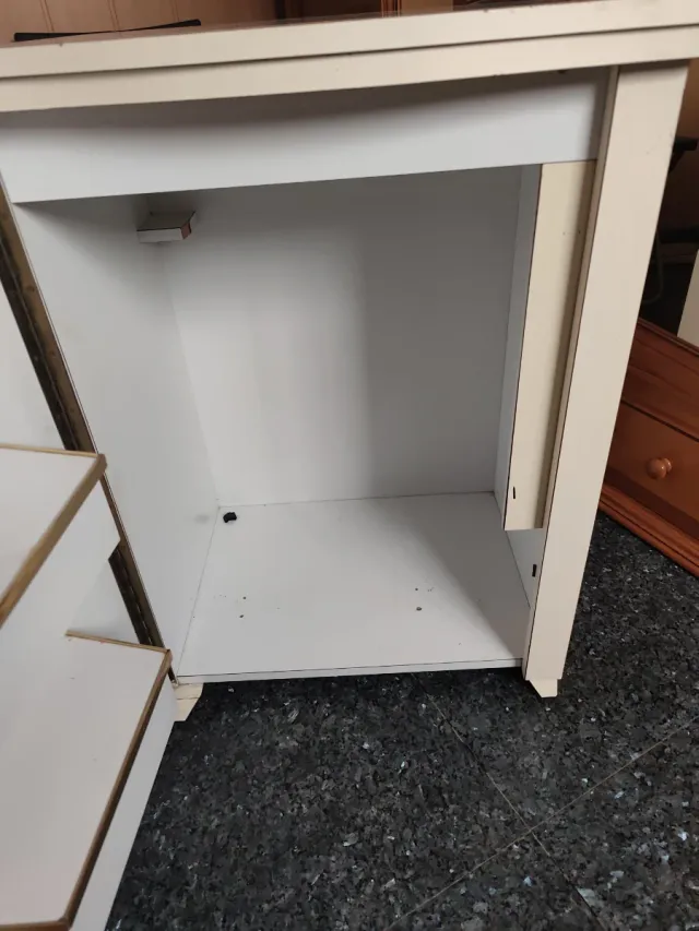 Cómoda vintage con flores