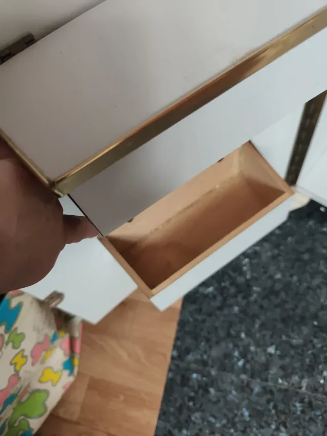 Cómoda vintage con flores