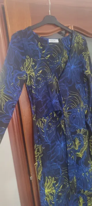 Vestido  estampado azul ,negro y amarillo.