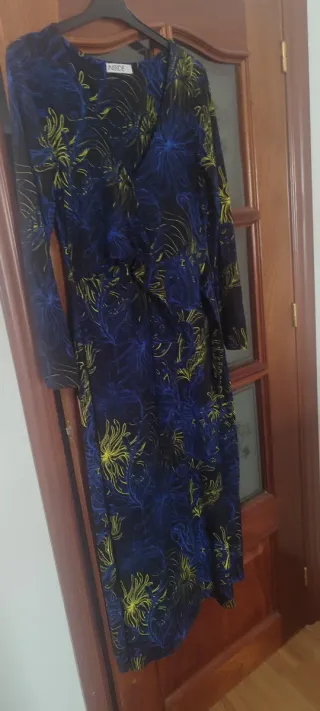 Vestido  estampado azul ,negro y amarillo.