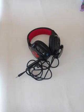 Auriculares con micrófono negros y rojos