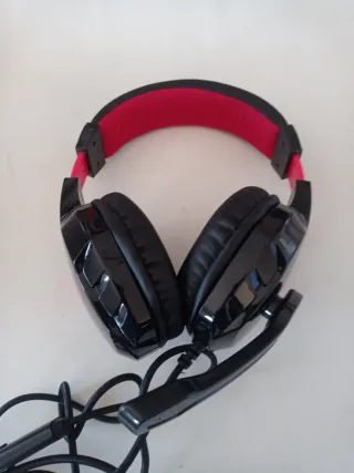 Auriculares con micrófono negros y rojos