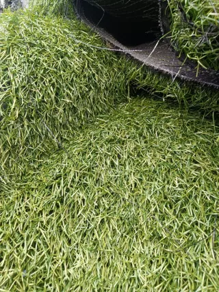 Césped artificial verde
