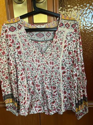Blusa floral manga larga y cuello en pico