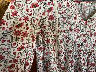 Blusa floral manga larga y cuello en pico