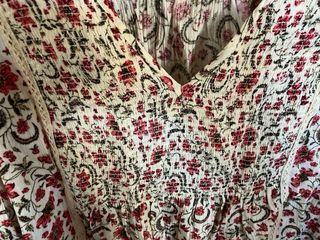 Blusa floral manga larga y cuello en pico