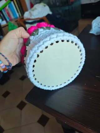 Cestino portaoggetti decorato con fiori